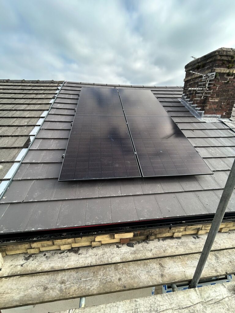 Ashton-in-Makerfield solar installation sleek 3.6 kW solar system – eight 450 W modules blend into the slate roof and capture energy on both orientations.