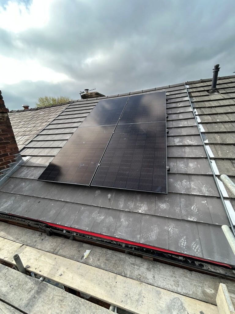 Ashton-in-Makerfield solar installation sleek 3.6 kW solar system – eight 450 W modules blend into the slate roof and capture energy on both orientations.